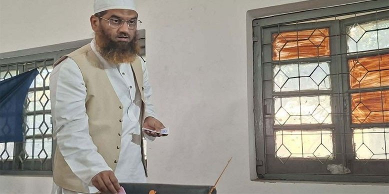 ভোট দিয়ে কি বললেন মামুনুল হক